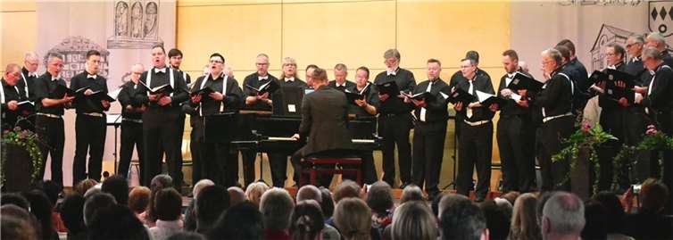 Der Männerchor „Cäcilia“ aus Gackenbach mit Chorleiter Marco Herbert. Fotos: Klara Lohner