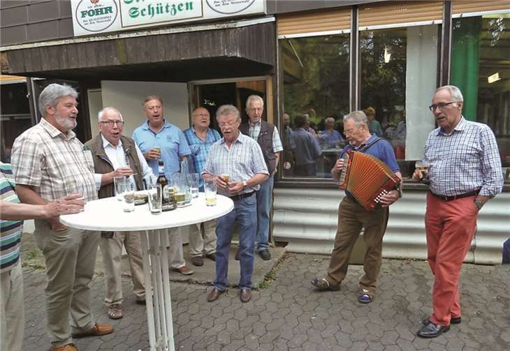 Der Männerchor „Cäcilia“ feierte mit frohen Akkordeonklängen und Gesang einen sommerlichen Abend. privat