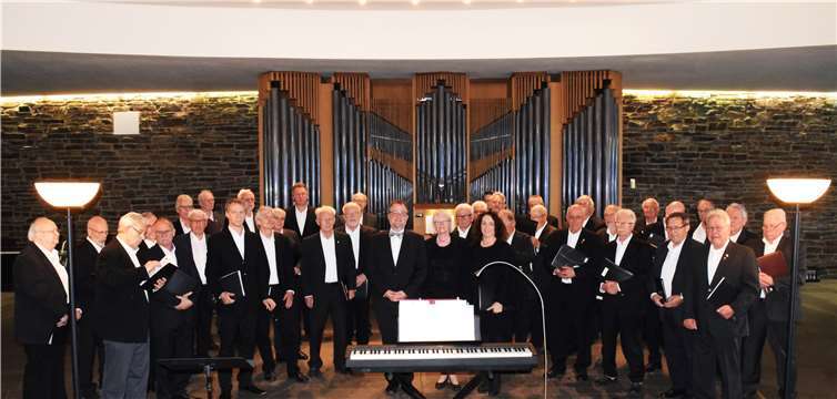 Der Männerchor Klangwerk unter Leitung von Barbara Nöst-Butz sorgte mit Schuberts „Ave Maria“ und unterstützt durch Mezzosopranistin Andrea Seeberg für einen Höhepunkt des Konzerts. Foto: privat