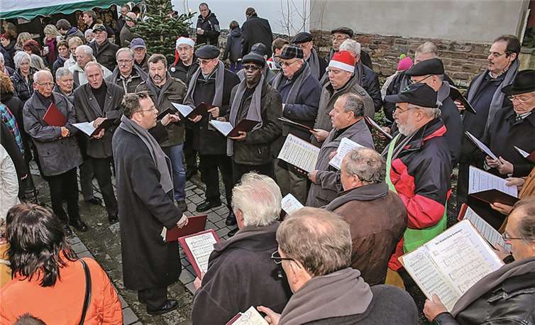 Der Männerchor Kobern stimmte mit seinen Liedern auf das Weihnachtsmarktgeschehen ein. EP