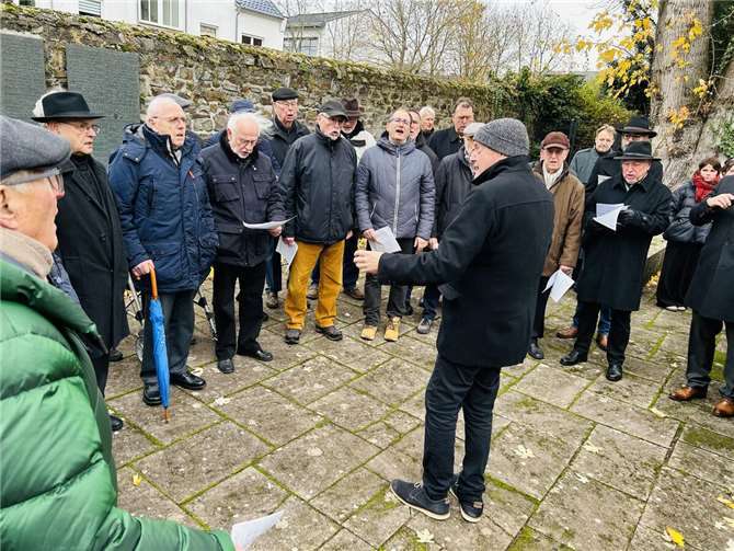 Der Männerchor Lahnstein sorgte mit dem Musikensemble Kurt Böhm für den musikalischen Rahmen des Volkstrauertags.  Fotos: Mira Bind / Stadtverwaltung Lahnstein
