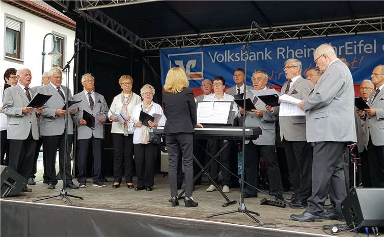 Der Männerchor Mülheim-Kärlich bereicherte das Programm auf der Bühne am Kolpingplatz mit musikalischen Darbietungen. 