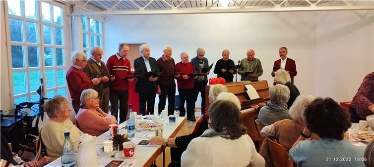 Der Männerchor Remagen bei seinem Auftritt vor dem Seniorenkreis.  Foto: privat