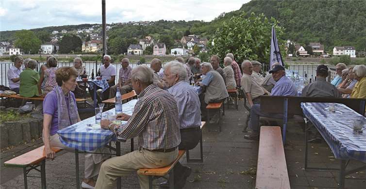 Der Männerchor Remagen feierte sein Sommerfest vor herrlicher Rheinkulisse. AB