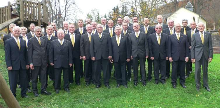 Der Männerchor Thür mit Chorleiter Lothar Scheid (3.v.r.) nach dem erfolgreichen Vortrag. privat