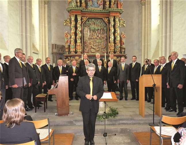 Der Männerchor Thür mit seinem Chorleiter Lothar Scheid beim letzten Fraukirch-Konzert . privat