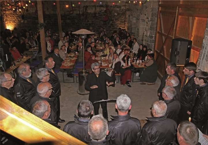 Der Männerchor Wehlen in der Dorfscheune.