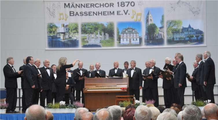 Der Männerchor eröffnete das bunt gemischte Konzert.privat