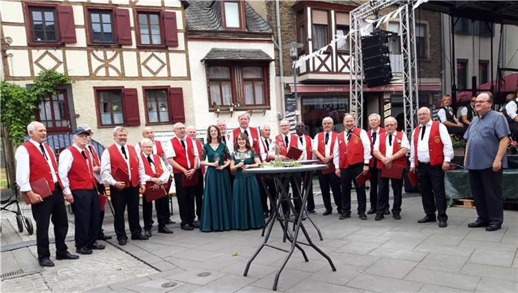 Der Männerchor eröffnete den Familientag auf dem Wein- und Burgenfest. Foto: Männerchor 1878 Kobern-Gondorf