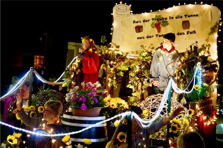 Der Männerchor hatte seinen Motivwagen unter das Motto: „Unser Frühburgunder, von der Traube in die Tonne, von der Tonne in das Fass“ gestellt.