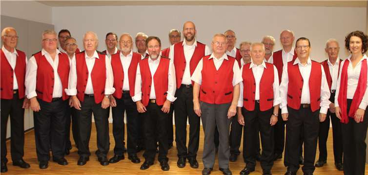Projekttag „Reine Männersache“ Der Männerchor mit Chorleiterin Carola Schnell.Foto: privat