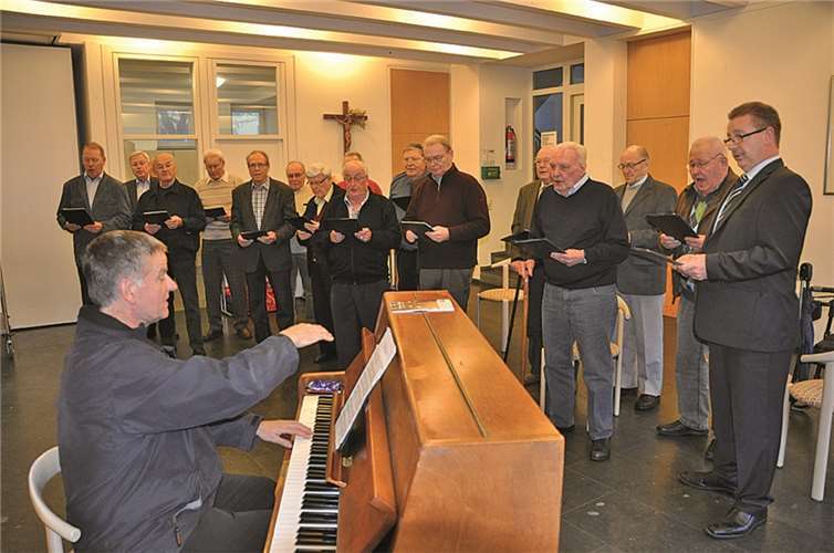Der Männerchor sang für den Seniorenkreis der katholischen Pfarrgemeinde.AB