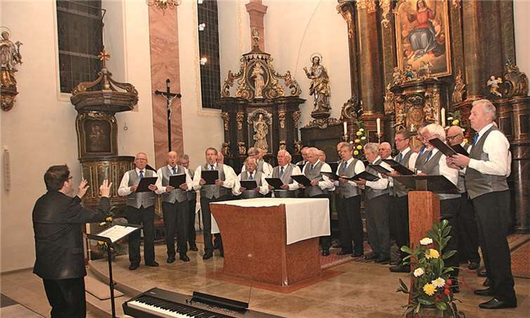 Der Männergesangsverein (MGV) „Loreley“ Dernau 1857, dirigiert von Organist Markus Prange. BÜN