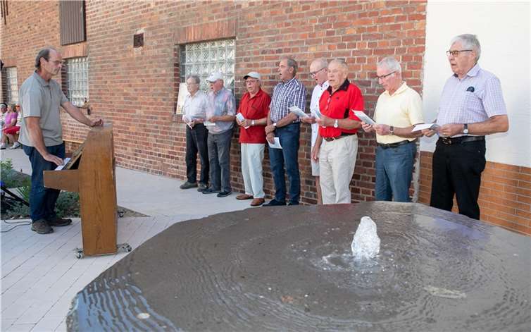Der Männergesangsverein Niederdrees unter der Leitung von Ulrich Müller erfreute das Publikum mit einem Ständchen anlässlich der Einweihung des Dorfplatzes in Niederdrees.