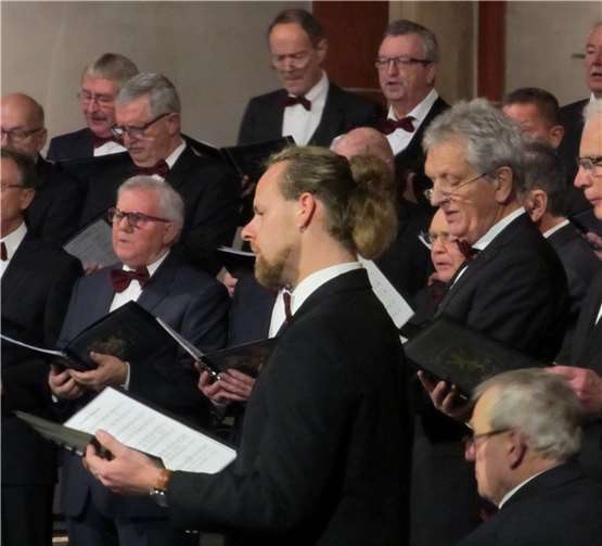Der Männergesangsverein Sayn mit den Solisten Jerome Karnoth und Klaus Pfeifer.