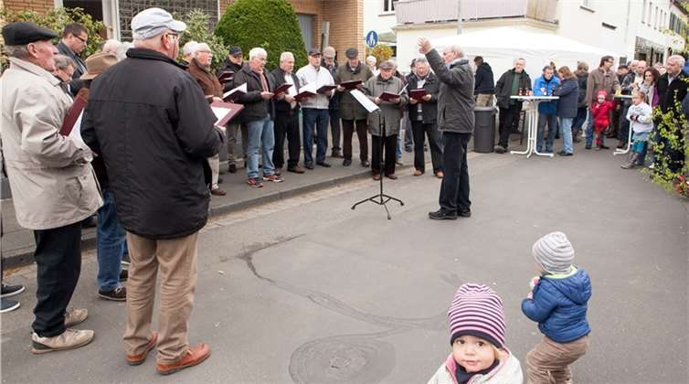 Der Männergesangsverein Villip 1901 sang mit Verstärkung aus Wormersdorf auf dem „Brunnenplatz“ dem Wonnemonat an. JOST