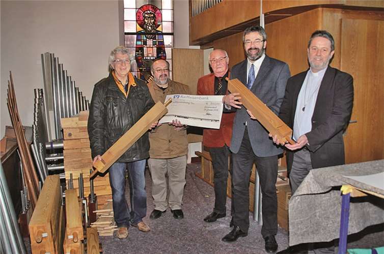 Der Männergesangsverein Wormersdorf spendete 850 Euro für die Renovierung der Orgel in der Kirche St. Martin (v. li.): Hans Schäfer, 2. Vorsitzender des MGV, Franz-Josef Steffl, Pfarrvikar, Winfried Barthel, Kassierer MGV. Regionalkantor Bernhard Blitsch und der leitende Pfarrer Dr. Reinhold Malcherek. Der erste Vorsitzende, Dieter Coellejan, war leider wegen Krankheit verhindert. STEIN