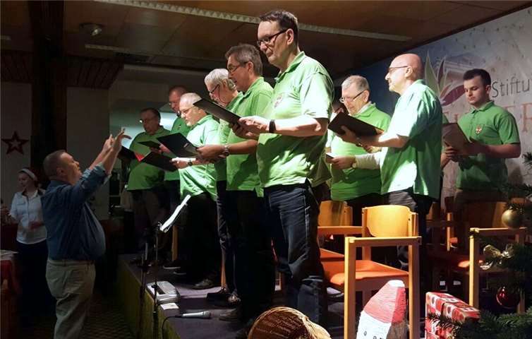 Der Männergesangsverein gab Weihnachtsklassiker zum Besten. privat
