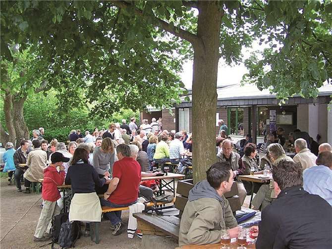 Der Männergesangverein Cäcilia wird den neuen Pächter Jan Peukert und seine Frau Gabi mit einem Ständchen begrüßen, wenn am Samstag, 27. Juni die Cäcilia-Hütte wieder eröffnet wird. privat