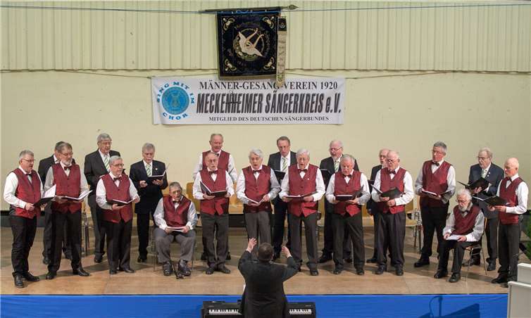 Der Männergesangverein „Meckenheimer Sängerkreis“ trat ein letztes Mal in der Aula der Evangelischen Grundschule Meckenheim auf. -JOST-