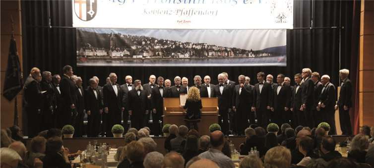 Der Männergesangverein Pfaffendorf unter Leitung von Waltraud Schmitt. Harald Gorgulla