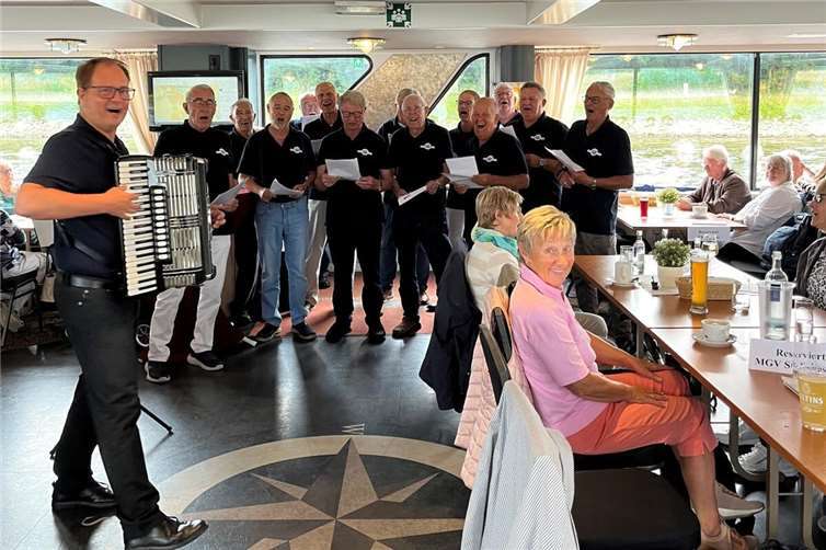 Der Männergesangverein Sankt Sebastian begleitete die Schifffahrt für Seniorinnen und Senioren des Sozialamts musikalisch mit altbekannten Medleys. Fotos: Stadt Koblenz/Eva-Marie Schwarzer