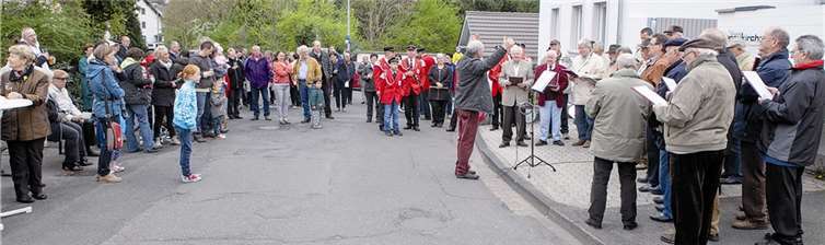 Der Männergesangverein Villip erfreute sein Publikum beim Maiansingen mit bekannten Weisen, unterstützt von Sängern aus Wormersdorf. VJ