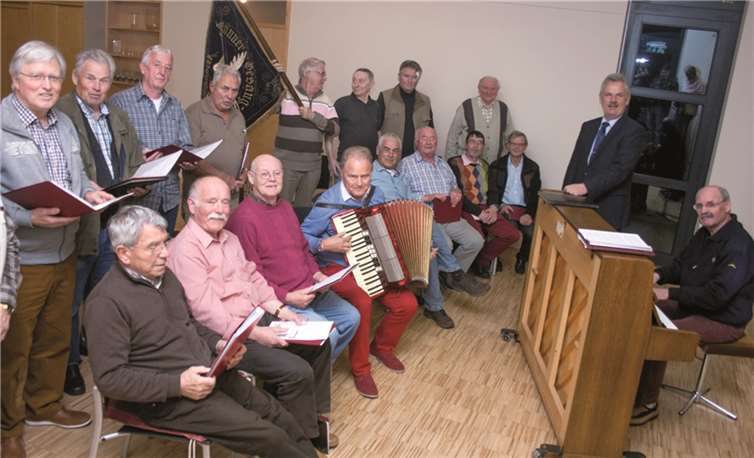 Der Männergesangverein Wormersdorf freut sich schon auf das 135-jährige Jubiläum, das am 30. März beginnt. Die Schirmherrschaft hat Bürgermeister Stefan Raetz (2.v.r.) übernommen. JOST