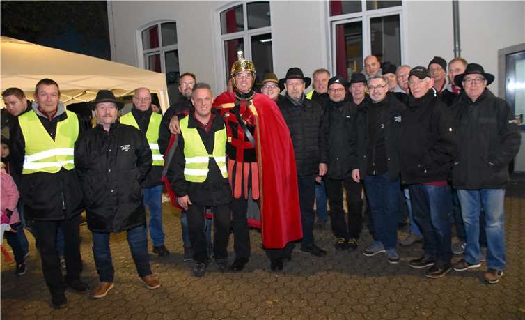 Sankt Martin hoch zu Ross führte den Lichterzug an Der Männerverein St. Martin unter Vorsitz von Guido Bolde kümmert sich fast schon 100 Jahre um den Martinszug.Fotos: EICH