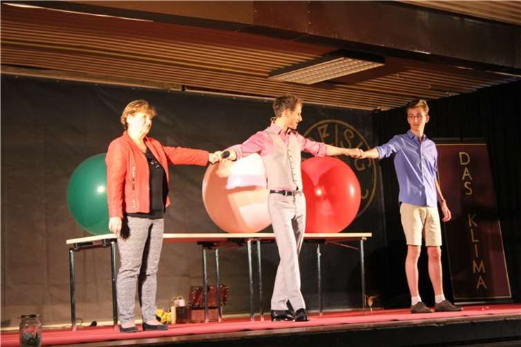 Der Magier (Mitte) blieb auf der Bühne nicht allein. Foto: HG