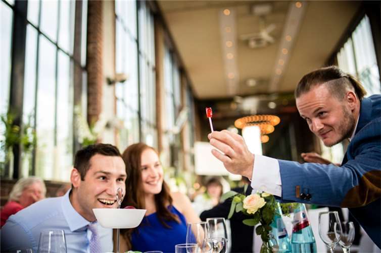 Der Magier „Steasy“ kreiert mit seiner Premium Close UP Magie einzigartige Momente, welche durch humorvolle und positive Interaktionen mit dem Publikum geknüpft werden. Foto: privat