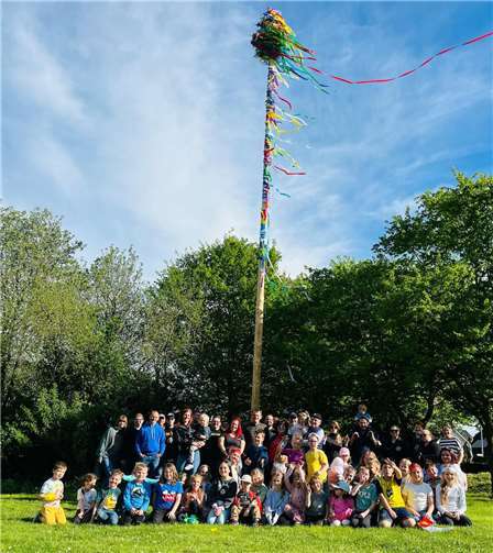 Der Maibaum in Hausen wurde am Mosellaplatz mit vereinten Kräften aufgestellt.