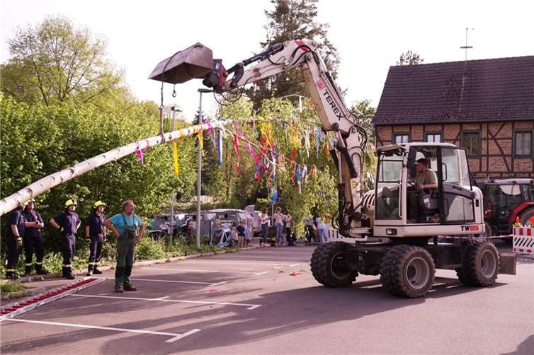 Der Maibaum wird aufgestellt. Quellen: Ortsfestausschuss Pech
