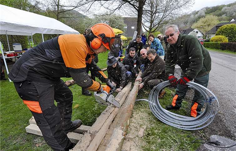 Der Maibaum wurde in Gimmigen mittels eines Krans aufgestellt, aber zuvor musste er noch geschmückt werden.-FIX-