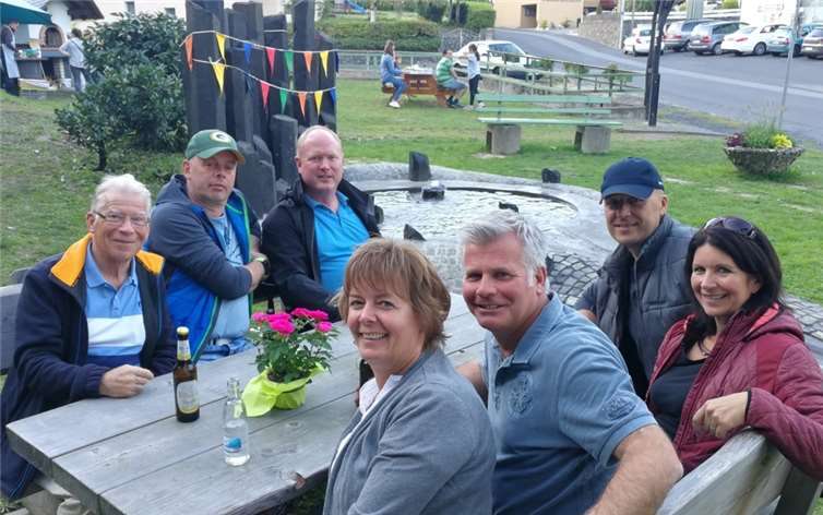 Der Maiverein vor dem von ihnen renovierten Dorfbrrunnen.