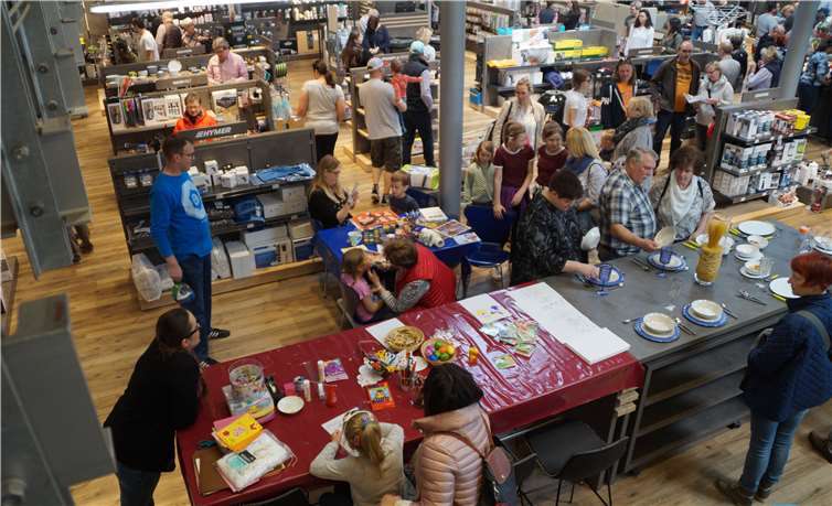 Der Mal- und Basteltisch begeisterte die Kids, am anderen Ende war die Camping - Tafel festlich gedeckt.Fotos: SOT