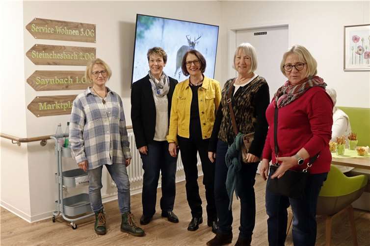 Der Malkreis Selters anlässlich der Vernissage im Seniorenzentrum St. Franziskus: von links Annegret Schüppel, Dr. Sandra Chmieleck, Sigrid Wilbois, Marietta Hering, und Gudrun Hummerich. Fotos: Rita Steindorf