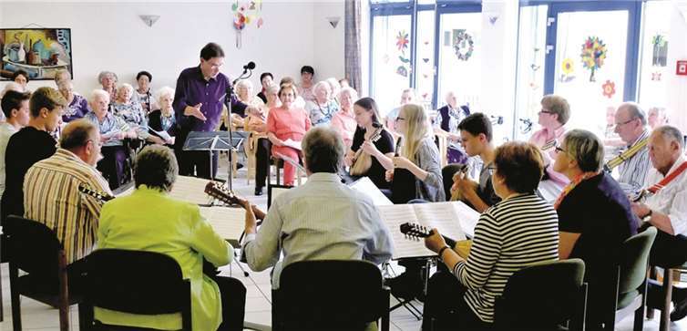 Der Mandolinenclub spielt für die Bewohner des Seniorenzentrums St. Peter ein kleines Konzert. privat