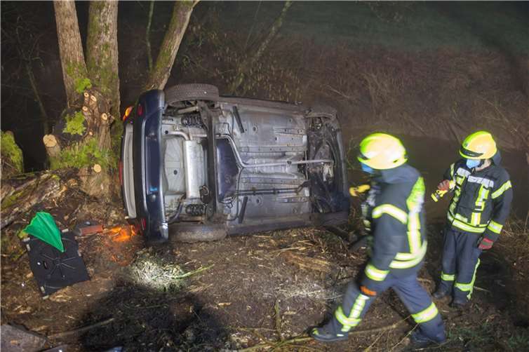 Der Mann aus der Verbandsgemeinde Puderbach konnte sich bis zum Eintreffen der ersten Kräfte der Feuerwehr selbst aus dem Fahrzeugwrack befreien. Quelle: Feuerwehr der VG Dierdorf