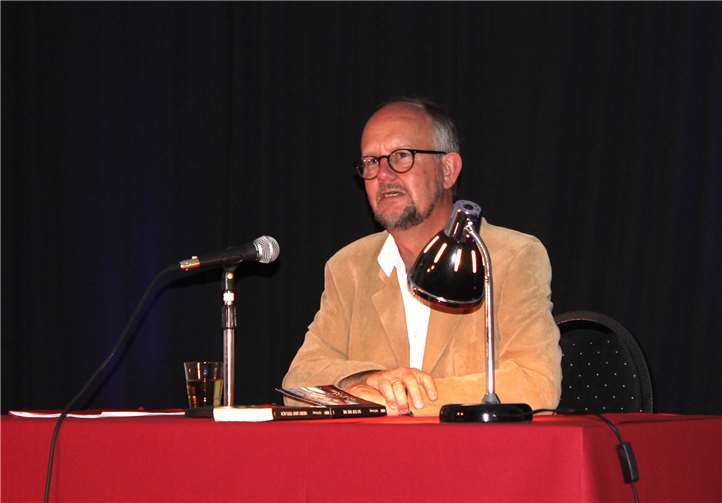 Der Mann, dem das Publikum vertraut: Wenn Kramp sagt, „Die Eifel ist nicht gewalttätig“, will man es gerne glauben.HG