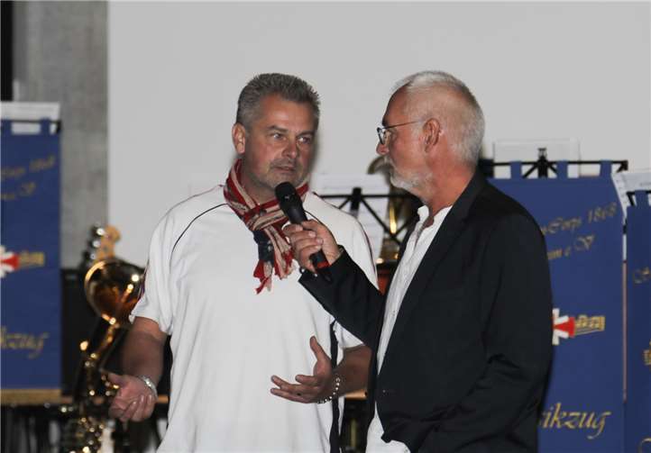 Der Mann mit dem Gartenschlauch beim Feuer am Siegburger Bahndamm: Michael Grabowski im Gespräch mit Ralf Rohrmoser von Glasow.