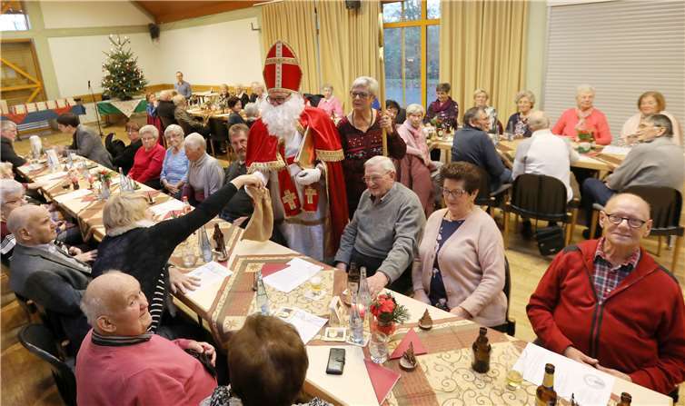 Der Mann mit dem Rauschebart erfreute die Senioren. privat