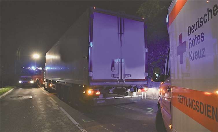 Mann lag mitten auf der Fahrbahn Der Mann soll bereits vor dem Unfall mit dem Lkw auf der Fahrbahn der B 42 gelegen haben. WinklerTV