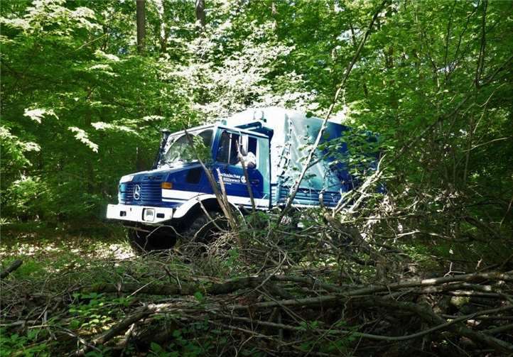 Der Mannschaftslastwagen Typ II (Unimog) des Ortsverbandes ist das optimale Fahrzeug beim Fahren im Gelände und abseits befestigter Straßen und durch seine Fähigkeiten ideal geeignet zum Wassertransport im Wald. Fotos: Daniel Gronwald