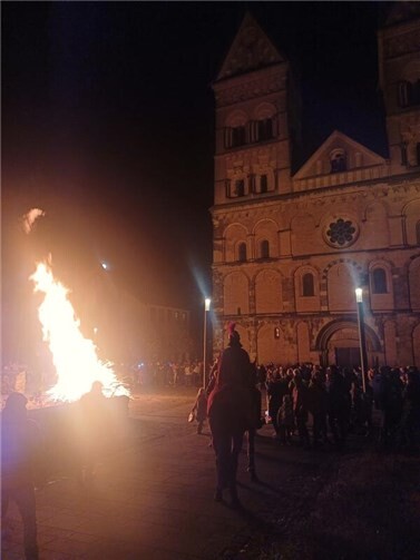 Der Mariendom strahlte im Schein des Martinsfeuers Foto: Clara Drolshagen