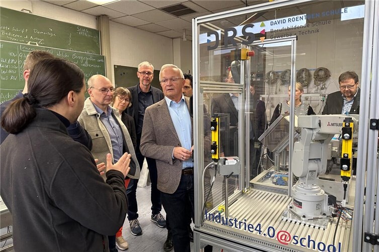 Der Markt der Möglichkeiten war erneut eine Entdeckungsreise in die Vielfalt der Ausbildungs-Chancen im Landkreis Neuwied. Davon überzeugte sich auch Landrat Achim Hallerbach unter anderem im „Labor“ der Industriemechatroniker. Die dort installierten einzelnen Geräte-Komponenten sind von den Nachwuchskräften der David-Roentgen-Schule im Rahmen des Unterrichts jeweils eigenständig programmiert worden. 