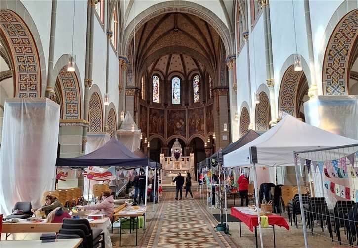 Der „Markt der Möglichkeiten“ wurde wetterbedingt kurzerhand in die Rosenkranzkirche verlegt und zeigt: Kirche ist bunt!  Foto: Leona Schick
