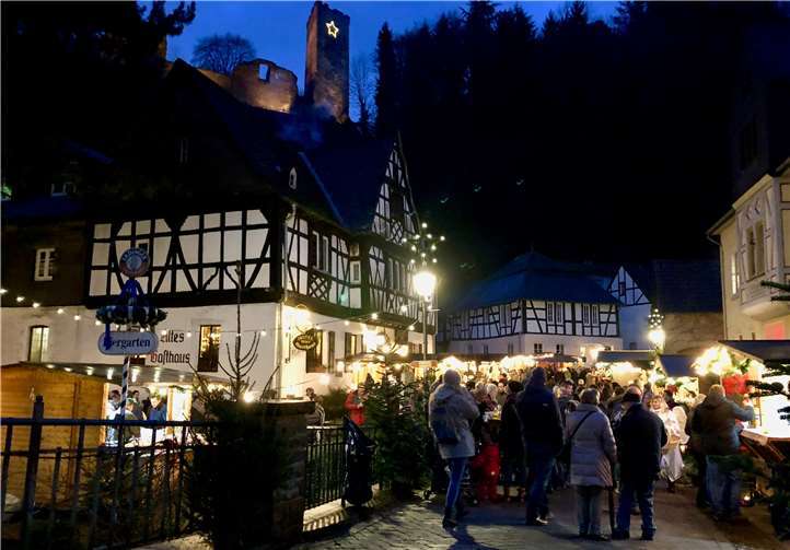 Der Markt liegt unterhalb der Burg Grenzau und bietet in romantisch-besinnlicher Atmosphäre die Möglichkeit, in Weihnachtsstimmung zu kommen. Foto: privat