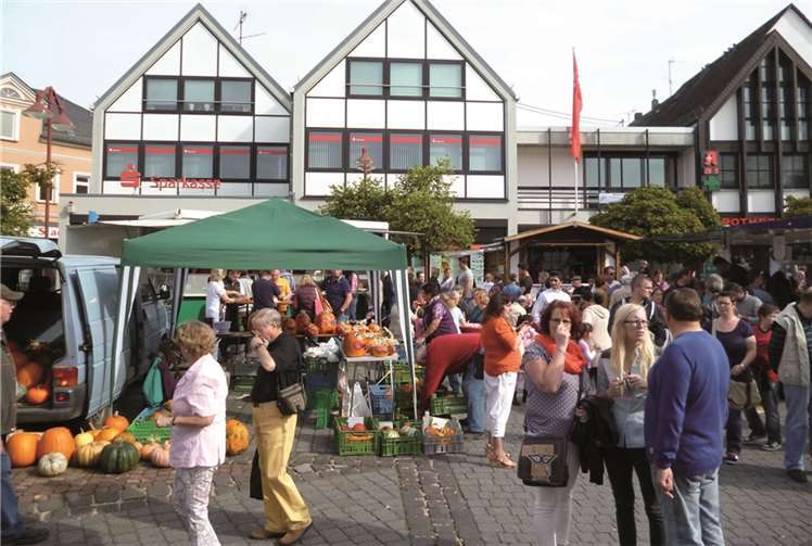 Der Markt lockt viele Besucher aus nah und fern an.privat