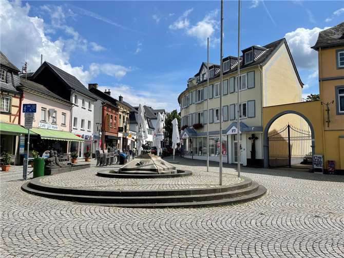 Wochenmarkt findet wieder statt Der Marktplatz in Sinzig. Foto: ROB